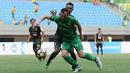Gelandang Bhayangkara FC, Ilija Spasojevic (depan) berebut bola dengan pemain Sriwijaya FC, Achmad Faris A pada lanjutan Liga 1 Indonesia di Stadion Patriot Candrabhaga, Bekasi,, Minggu (20/8). Bhayangkara FC menang 2-1. (Liputan6.com/Helmi Fithriansyah)