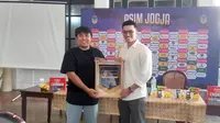 Peluncuran sponsor PSIM Yogyakarta untuk musim 2024/2025 di Ndalem Poenakawan, Yogyakarta, Jumat (23/8/2024). (Bola.com/Ana Dewi)