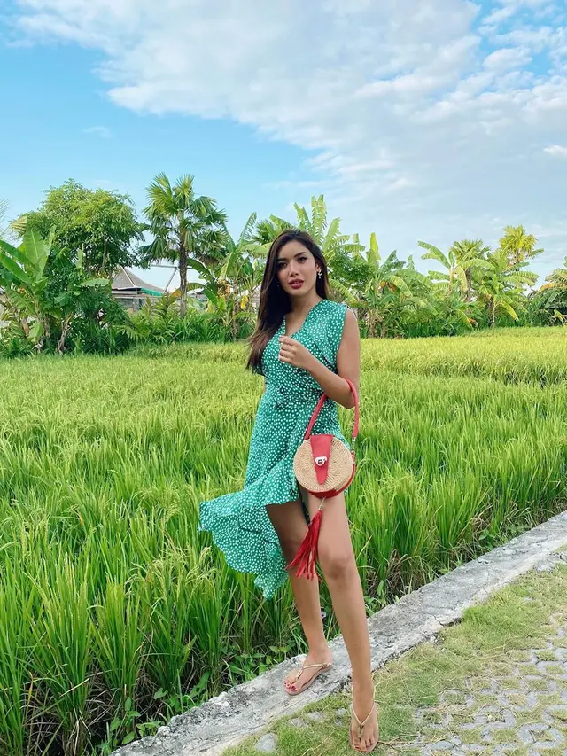 Pamer Perut Buncit, Ini 6 Gaya Millen Cyrus saat Social Distancing di Bali