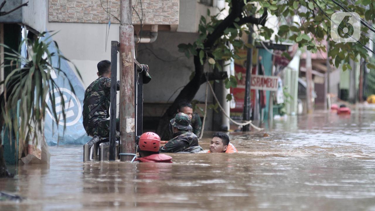 Evakuasi Warga Permukiman Cipinang Melayu