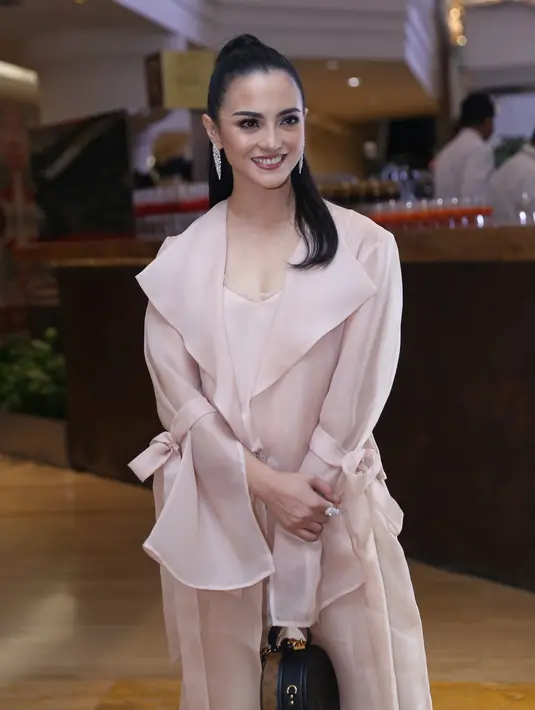 Tidak ingin larut dalam kesedihan, Ririn mulai kembali beraktivitas. Seperti belum lama ini, ia berkumpul bersama dengan teman-temannya dalam acara ulang tahun Cosmopolitan FM. (Nurwahyunan/Bintang.com)