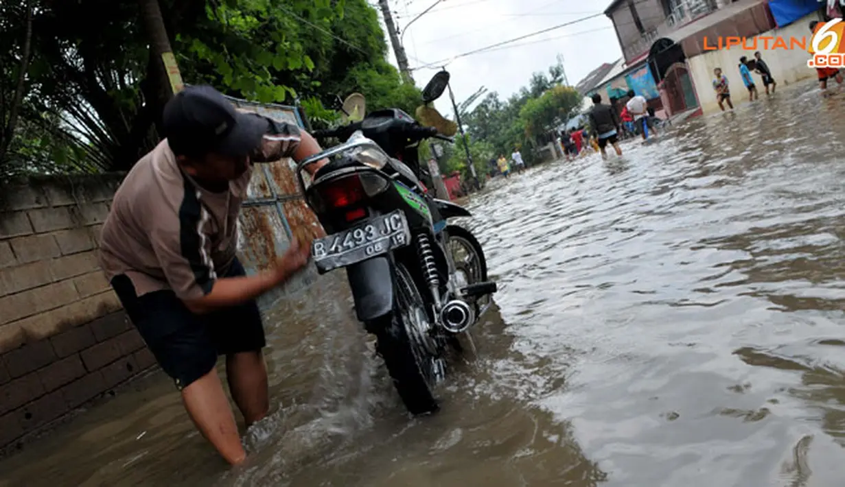 Selain mencari ikan, genangan air dimanfaatkan warga untuk mencuci motor (Liputan6.com/Andrian M Tunay)