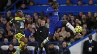 Gelandang Chelsea, N'Golo Kante, mengontrol bola saat melawan Southampton pada laga Premier League 2019 di Stadion Stamford Bridge, Kamis (26/12). Chelsea menyerah 0-2 dari Southampton. (AFP/Adrian Dennis)