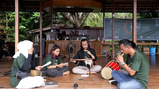 Para musisi tampil di tengah masyarakat dan keindahan panorama alam kampung Puai di tepi Danau Sentani, Papua.