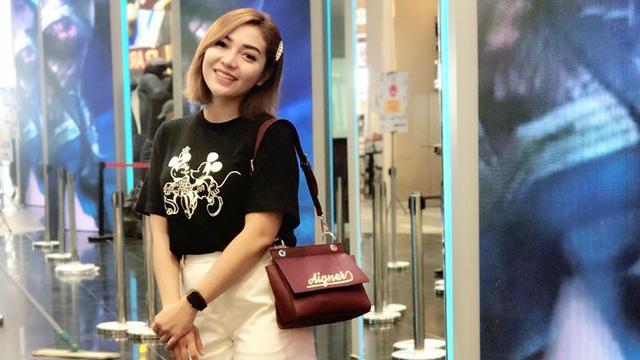 FOTO: Gaya Kasual Chacha Sherly eks Trio Macan yang Memesona