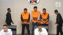 Kasus ini bermula dari operasi tangkap tangan (OTT) yang menjerat Bupati Kolaka Timur Abdul Aziz. Tampak dalam foto, tiga tersangka baru terkait kasus dugaan tindak pidana korupsi pembangunan Rumah Sakit Umum Daerah (RSUD) Kolaka Timur (Koltim) di antaranya Hendrik Permana, ketua Tim Kerja Sarana Prasarana Alat Labkesmas Kemenkes; Aswin Griksa Fitranto, Direktur Utama PT Griksa Cipta; dan Yasin, pegawai Bappenda Provinsi Sulawesi Tenggara yang dikenal sebagai orang kepercayaan Bupati Koltim Abdul Azis (berompi dari kiri ke kanan) dihadirkan dalam rilis penahanan di gedung Merah Putih Komisi Pemberantasan Korupsi (KPK), Jakarta, Senin (24/11/2025). (Liputan6.com/Helmi Fithriansyah)