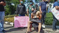 Aksi teatrikal wartawan Tangerang untuk jurnalis Tempo Surabaya, Nurhadi. (Liputan6.com/Pramita Tristiawati)