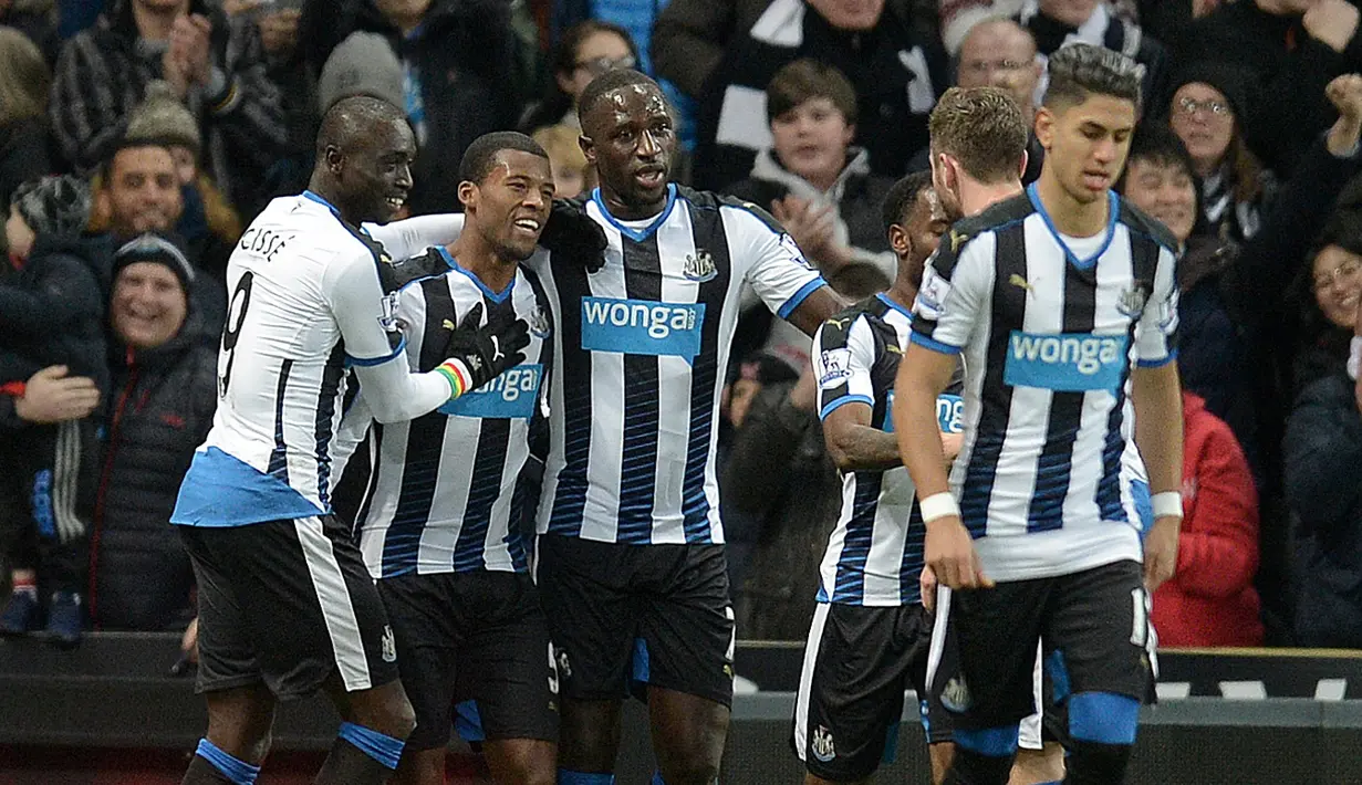 Georginio Wijnaldum disambut rekan-rekannya setelah mencetak gol ke gawang Liverpool dalam lanjutan Liga Inggris di Stadion St James' Park, Newcastle, Minggu (6/12/2015). (AFP/Oli Scarff)