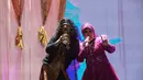 Bersama Candil, Elvy menyanyikan lagu 'Cubit Cubitan' dan mengundang riuh teriakan penonton. [Foto: Adrian Putra/Fimela]