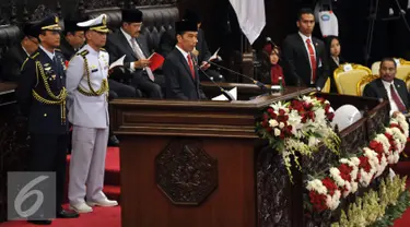 Presiden Joko Widodo memyampaikan Pidato saat sidang tahunan MPR RI, DPR RI dan DPD RI tahun 2016 di Kompleks Parlemen, Jakarta, Selasa (16/8). Sidang tersebut beragendakan penyampaian pidato kenegaraan Presiden Joko Widodo. (Liputan6.com/Johan Tallo)