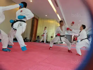 Karateka Indonesia berlatih sparring dengan untuk mematangkan teknik sebagai persiapan bertanding pada ajang SEA Games 2017 di The Belezza, Permata Hijau, Jakarta, Senin (07/8/2017). (Bola.com/Nicklas Hanoatubun)