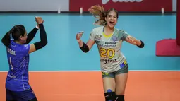 Shella Bernadetha Onan merupakan middle blocker andalan Bandung Bjb Tandamata. Kekasih pesepak bola top Indonesia, Bagus Kahfi tersebut tercatat memiliki pengikut sebanyak 297 ribu di Instagram pribadinya @shellabernadethaa. (Bola.com/Bagaskara Lazuardi)