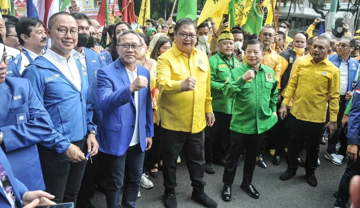 Ketua Umum Partai Golkar Airlangga Hartarto, Ketua Umum Partai Amanat Nasional (PAN) Zulkifli Hasan dan Ketua Umum PPP Suharso Monoarfa yang tergabung dalam Koalisi Indonesia Bersatu (KIB) saat jalan bersama menuju Gedung KPU RI, Jakarta Pusat, Rabu (10/8/2022). Kedatangan ketiga petinggi KIB tersebut terlihat mesra saat jalan bersama menuju Gedung KPU. (merdeka.com/Iqbal S Nugroho)