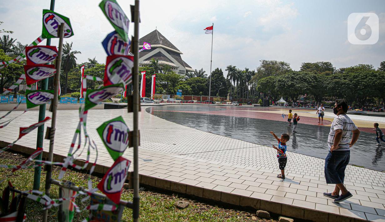 Wisatawan saat mengunjungi TMII, Jakarta, Kamis (20/8/2020). Libur panjang yang bertepatan tahun baru islam di manfaatkan masyarakat bersama keluarga  berlibur ke sejumlah tempat wisata. (Liputan6.com/Faizal Fanani)