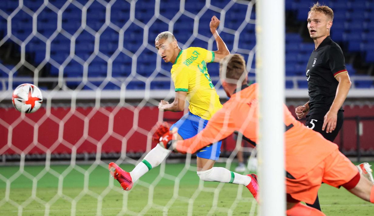 Nama terakhir sekaligus pemain yang paling bersinar di matchday pertama Olimpiade 2020 tidak lain dan tidak bukan adalah penyerang Timnas Brasil, Richarlison. Ia berhasil menjadi pencetak hattrick pertama serta tercepat pada Olimpiade Tokyo 2020. (Foto: AFP/Yoshikazu Tsuno)