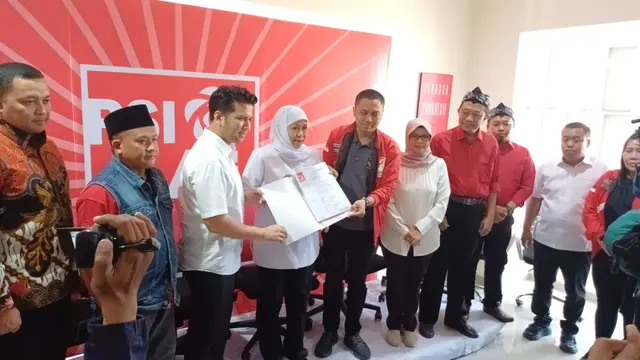 Khofifah Indar Parawansa dan Emil Elistiano Dardak menerima surat rekomendasi dukungan Pilkada Jawa Timur (Jatim) dari Partai Solidaritas Indonesia (PSI).