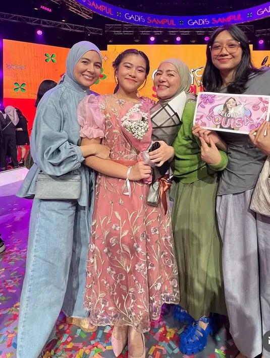Dress tersebut dipadukan flat shoes warna pink senada dengan dressnya. Rambutnya diikat ke belakang dengan model depan belah dua. Wajahnya dipoles blush on pink senada dengan lipstik mattenya. [@meisya__siregar]