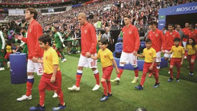 Bangga, seorang anak mewakili Indonesia sebagai player escort (pendamping sepak bola) dalam pertandingan pembuka Piala Dunia 2018.