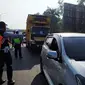 Petugas gabungan sedang memeriksa pengendara yang hendak masuk ke Kota Bogor di check point keluar Tol Jagorawi, Rabu (15/4/2020). Pemeriksaan ini merupakan penerapan PSBB dalam menekan penyebaran Covid-19. (Liputan6.com/Achmad Sudarno)
