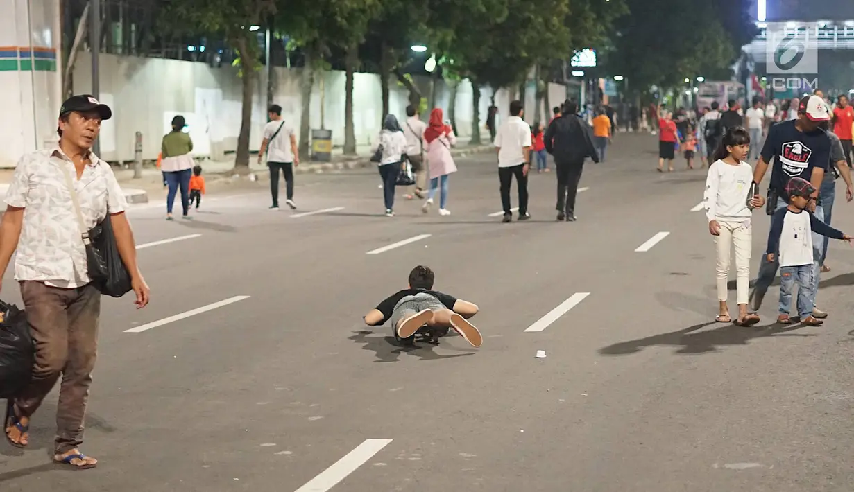 Warga memadati Jalan MH Thamrin pada malam puncak peringatan HUT DKI Jakarta ke-492 di Bundaran HI Jakarta, Sabtu, (22/6/2019). Rangkaian perayaan HUT DKI Jakarta yang dikemas dalam konsep ekonomi kreatif dan seni dibuka Gubernur DKI Jakarta Anies Baswedan. (Liputan6.com/Immanuel Antonius)