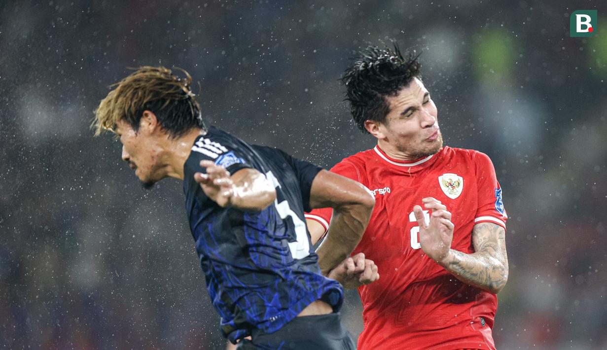 Pemain Timnas Indonesia, Kevin Diks berduel udara dengan pemain Jepang, Hidemasa Morita saat laga lanjutan putaran ketiga Grup C Kualifikasi Piala Dunia 2026 di Stadion Utama Gelora Bung Karno (SUGBK), Senayan, Jakarta, Jumat (15/11/2024). (Bola.com/Bagaskara Lazuardi)