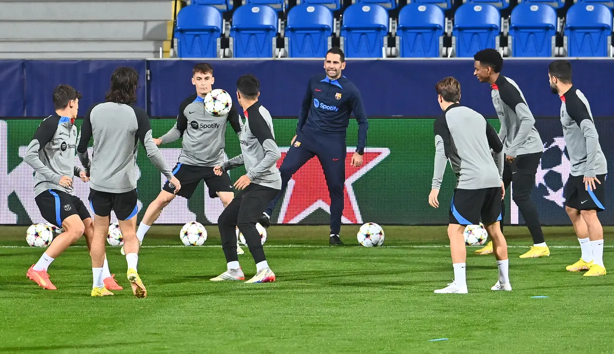 Para pemain FC Barcelona menghadiri sesi latihan menjelang matchday terakhir Grup C Liga Champions 2022/2023 melawan Viktoria Plzen di Plzen, Republik Ceko, Senin (31/10/2022). Ada empat pemain yang akan absen melawan Viktoria Plzen yakni Jules Kounde, Eric Garcia, Memphis Depay, serta Andreas Christensen. (Photo by Michal Cizek / AFP)
