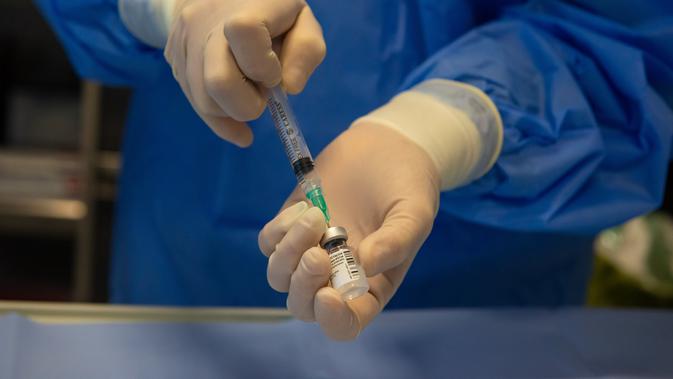 Seorang petugas medis menyiapkan suntikan dosis vaksin COVID-19 di Rumah Sakit Spallanzani di Roma, Italia (27/12/2020). Uni Eropa telah memulai penyuntikan vaksin terkoordinasi untuk memerangi Corona COVID-19. (Xinhua/Andrea Sabbadini)