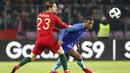 Gelandang Portugal, Adrien Silva, berebut bola dengan gelandang Belanda, Georginio Wijnaldum, pada laga persahabatan di Stade de Geneve, Swiss, Senin (26/3/2018). Portugal kalah 0-3 dari Belanda. (AP/Salvatore Di Nolfi)