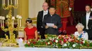 Kate Middleton dan Ratu Elizabeth II mendengarkan sambutan Presiden China Xi Jinping pada jamuan kenegaraan di Istana Buckingham, London, Selasa (20/10). Presiden Xi Jinping melakukan lawatan selama empat hari ke Inggris. (Reuters/Dominic Lipinski/Pool)