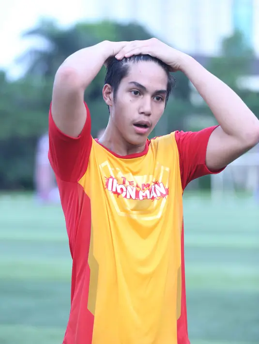 "Memang punya ya? Saya malah enggak tahu. Dul mungkin yang lebih tahu. Kalau saya kan pergi ke rumah bunda seminggu sekali," ujar El di kawasan Simprug, Kebayoran Lama, Jakarta Selatan, Senin (25/4/2016). (Nurwahyunan/Bintang.com)