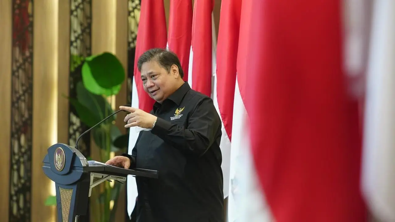 Menteri Koordinator Bidang Perekonomian Airlangga Hartarto saat menerima penyerahan Laporan Hasil Pemeriksaan (LHP) BPK
