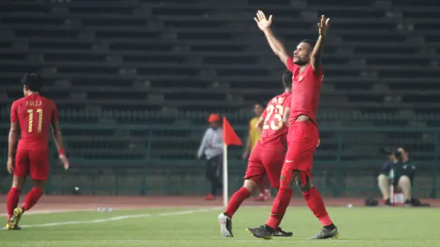 Striker Timnas Indonesia U-22, Marinus Wanewar, merayakan gol yang dicetaknya ke gawang Kamboja U-22. (Bola.com/Zulfirdaus Harahap)