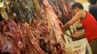 Pedagang daging sapi di pasar daging tradisional Palmerah, Jakarta, Senin (4/7). H-2 Idul Fitri 1437 H, harga kebutuhan daging sapi meroket dari Rp 130.000 menjadi 150.000 per kilogram. (Liputan6.com/Helmi Afandi)