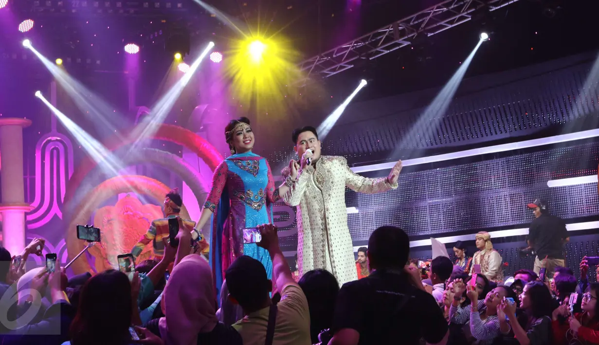 Nazar dan Soimah tampil saat Pesta Bollywood di Studio 5 Indosiar, Daan Mogot, Jakarta, Senin (6/3) Bintang serial drama  Ranveer & Ishani, Shakti Arora dan Radhika Madan ikut meramaikan acara tersebut.(Liputan6.com/Helmi Afandi) 