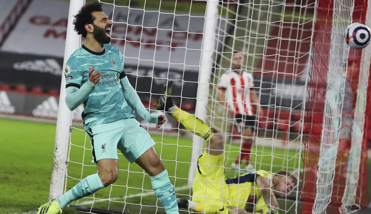 Ekspresi penyerang Liverpool, Mohamed Salah, usai gagal mencetak gol ke gawang Sheffield United pada laga Liga Inggris di Stadion Bramall Lane, Minggu (28/2/2021). Liverpool menang dengan skor 2-0. (Lee Smith, Pool via AP)