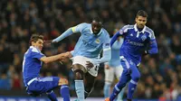 Gelandang Manchester City Yaya Toure dikawal pemain Dinamo Kiev (Reuters)