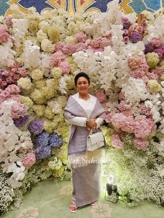 Di jamuan makan malam, Titiek mengenakan kebaya putih dipadukan selendang dan bawahan kain ulos. Sambil membawa tas putih Chanel serasi dengan heelsnya. [@titieksoeharto]