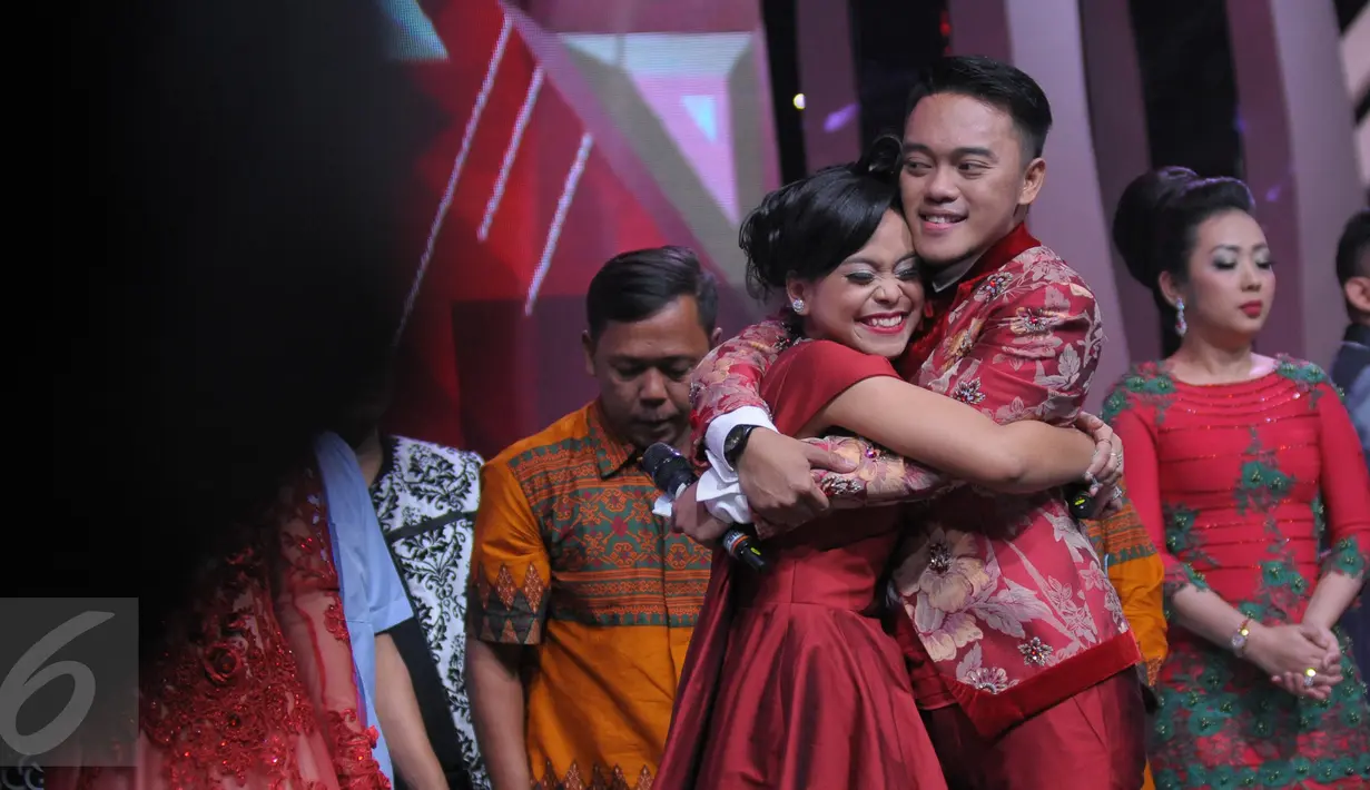 Lesti dan Danang yang merupakan kontestan asal Indonesia berpelukan usai Danang dinobatkan sebagai juara dalam Grand Final D'Academy Asia 2015 Result Show di Studio 5 Indosiar, Jakarta, Selasa (29/12). (Liputan6.com/Herman Zakharia)