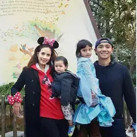 Pengalaman sangat berharga didapat Fanny Fabriana. Saat liburan bersama keluarganya di negeri orang, Fanny kehilangan anaknya. Anaknya menghilang dalam karamaian Disneyland. (Instagram/fannyfabriana)