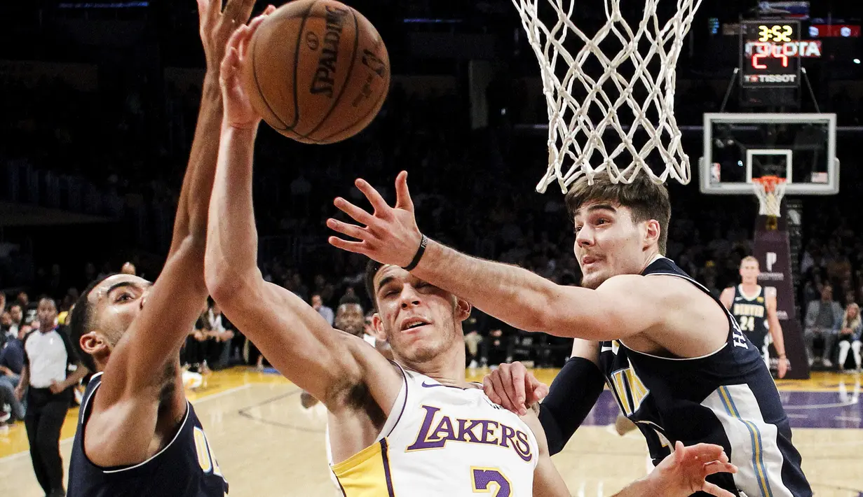 Pemain Los Angeles Lakers, Lonzo Ball (tengah) berebut bola dengan dua pemain Denver Nuggets pada laga NBA basketball game di Staples Center, Los Angeles, (19/11/2017). Lakers menang 127-109. (AP/Ringo H.W. Chiu)