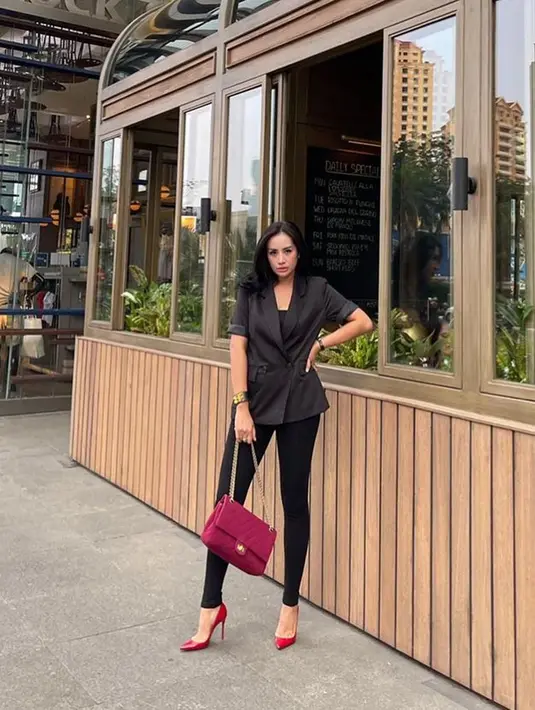 Penampilan yang fashionable juga ditunjukkannya saat pergi hangout ke kafe. Shinta tampil elegan dengan outfit serba hitam. Selain itu, ia memilih tas dan sepatu warna merah untuk melengkapi busana hitamnya. Auranya pun semakin terpancar awet muda dengan pemilihan gaya rambut digerai. (Liputan6.com/IG/@shinta_bachir86)