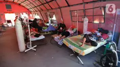 Pasien COVID-19 menjalani perawatan di dalam tenda darurat di RSUD Kota Bekasi, Jawa Barat, Jumat (25/06/2021). Puluhan pasien covid-19 saat ini dirawat dalam tenda darurat karena keterisian tempat tidur yang penuh akibat lonjakan kasus. (merdeka.com/Arie Basuki)
