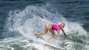 Aksi peselancar wanita AS, Tatiana Weston-Webb, saat berlomba di WSL Rio Pro Women's World Championship Tour di Pantai Grumari, Rio de Janeiro, Brasil. (AFP/Christophe Simon)