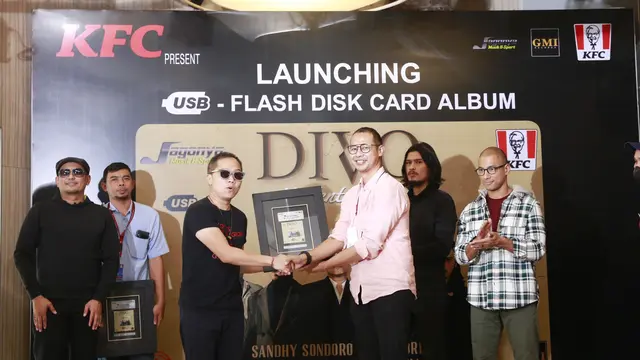 Virzha, Marcell Siahaan, Bams eks Samsons, Sandhy Sondoro dan Rio Febrian perkenalkan album dalam bentuk flashdisk