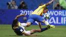 Aksi pemain Brasil, Gabriel Jesus  (kanan) saat melewati adangan pemain Ekuador, Christian Noboa pada laga kualifikasi Piala Dunia 2018 zona CONMEBOL di Porto Alegre, Brasil, (31/8/2017). Brasil menang 2-0.  (AP/Leo Correa)
