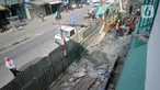 Pekerja mengerjakan pembangunan proyek revitalisasi pasar Ciputat yang sudah tak baik untuk transaksi jual beli, Tangerang Selatan, Jumat (4/9/2020). Pasar Ciputat akan diubah seperti pusat perbelanjaan pasar rakyat yang modern dengan kosep masih tetap pasar tradisional. (merdeka.com/Dwi Narwoko)