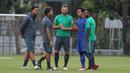 Ilija Spasojevic (tengah), Nelson Alom (kanan), M. Ridho saat  berbincang dengan pelatih Luis Milla sebelum sesi latihan di Lapangan A,B,C, Senayan, Jakarta (18/2/2018). Latihan ini merupakan persiapan Asian Games 2018. (Bola.com/Nick Hanoatubun)