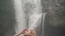 Sisca JKT48 sendiri terbilang sering menghabiskan waktu liburannya di alam. Bahkan, dirinya terlihat begitu santai saat pergi ke sebuah air terjun. (Liputan6.com/IG/@jkt48sisca)