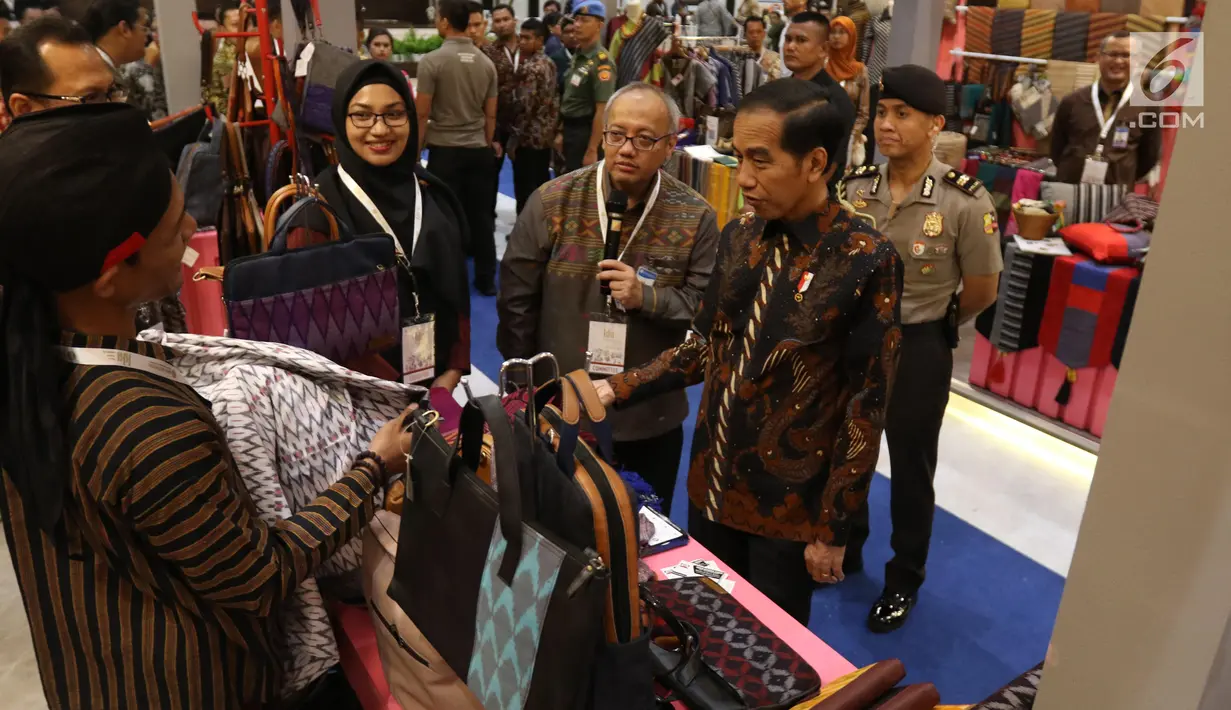 Presiden Joko Widodo (kanan) meninjau stan Pameran Karya Kreatif Indonesia di JCC Senayan, Jakarta, Jumat (12/07/2019). Pameran bertema Mendorong Pertumbuhan Melalui UMKM Go Export dan Go Digital tersebut menampilkan UMKM unggulan binaan Bank Indonesia. (Liputan6.com/Angga Yuniar)
