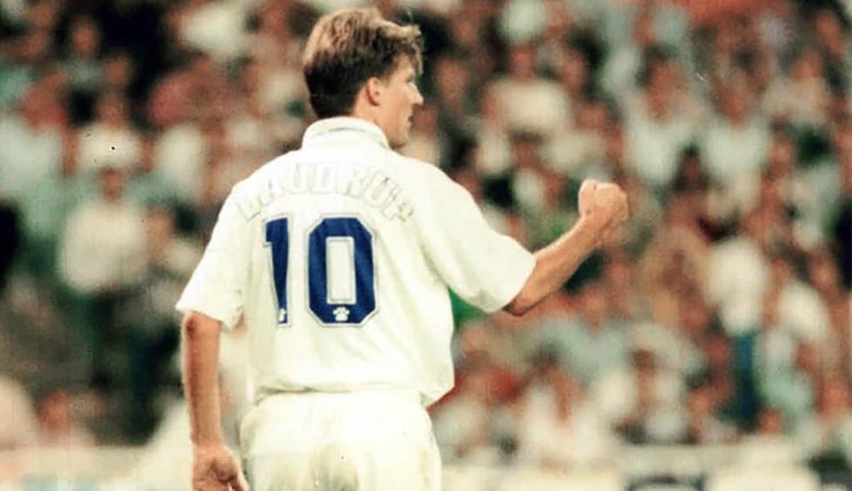 Michael Laudrup, pemain asal Denmark ini memakai jersey nomor 10 pada musim 1995-1996. (Bola.com/Istimewa)